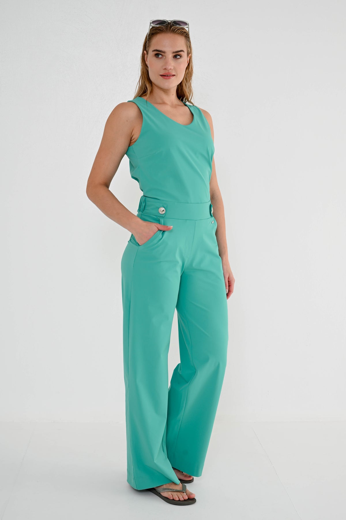 Lichte reisbroek Xavi Bright Aqua van Maicazz & Zizo, met comfortabele pasvorm en heldere aqua kleur, geschikt voor reizen en casual gebruik