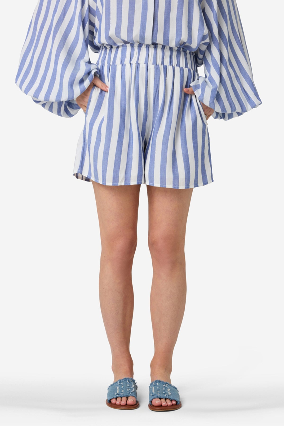 Blauwe korte Shalita Raya van Ibana met gedetailleerde borduursels en zachte textuur, gedragen door een model.