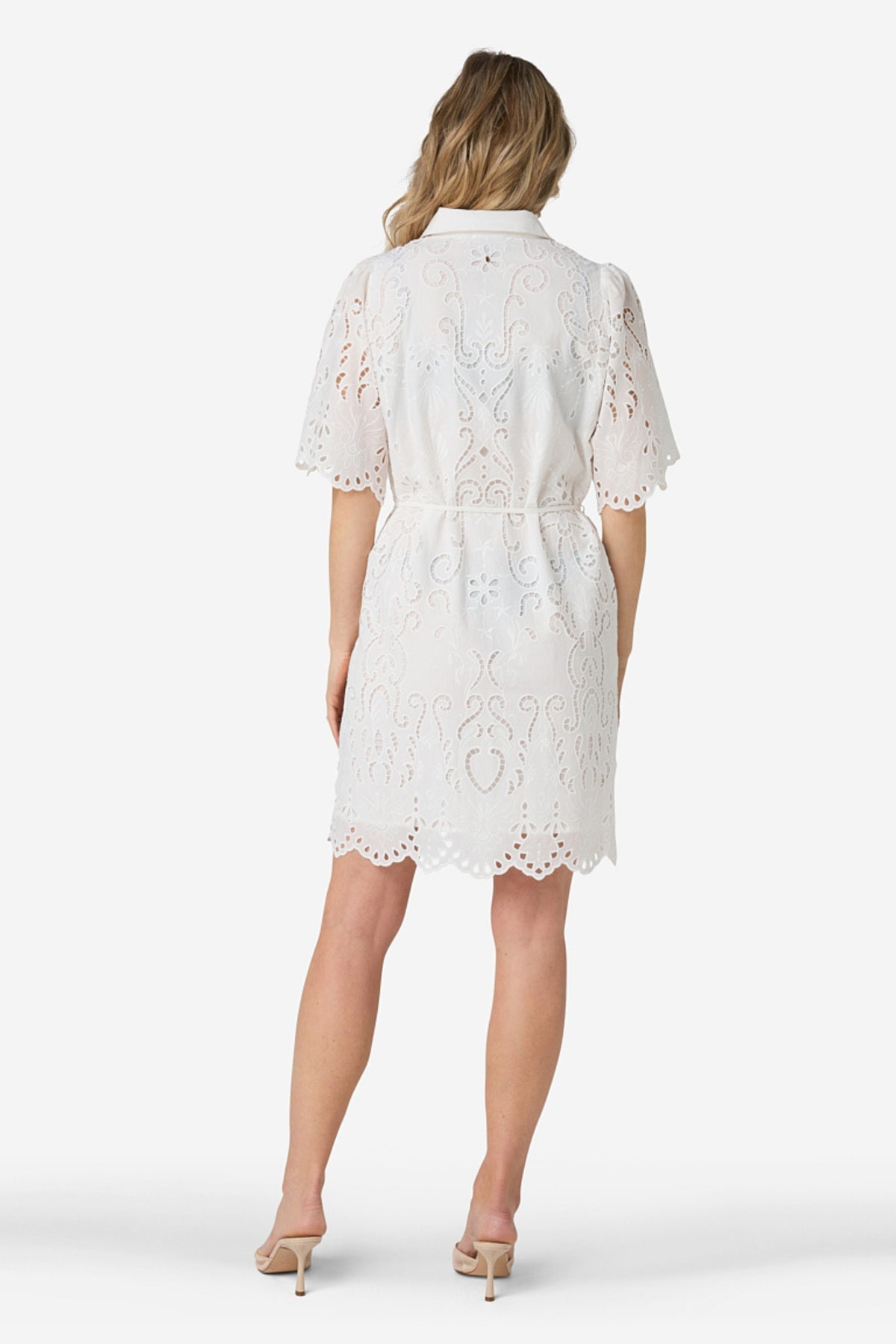 Lichte witte jurk Danya Perla van Ibana met vloeiende stof en elegante pasvorm, geschikt voor zomerse gelegenheden.