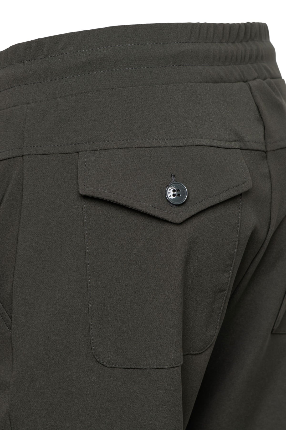 Dames heavy travel broek Penny van &Co Woman in donker kaki, modieuze en comfortabele reisbroek met praktische pasvorm.