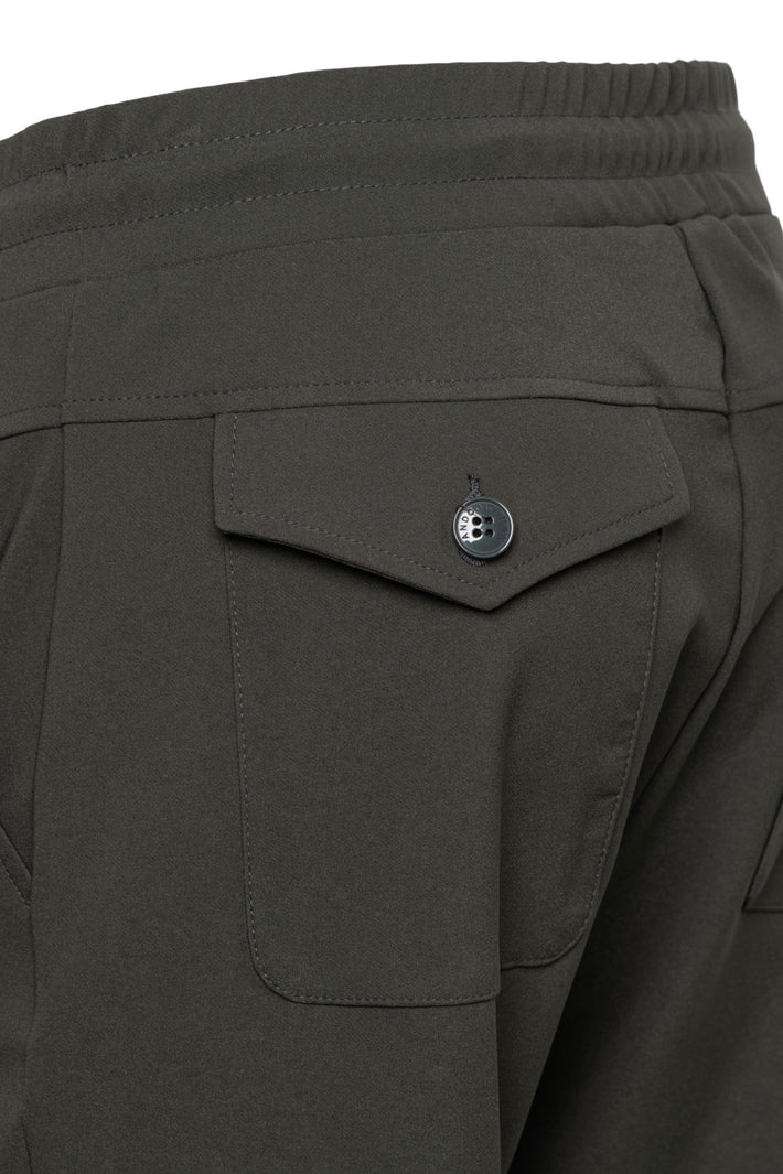 Dames heavy travel broek Penny van &Co Woman in donker kaki, modieuze en comfortabele reisbroek met praktische pasvorm.
