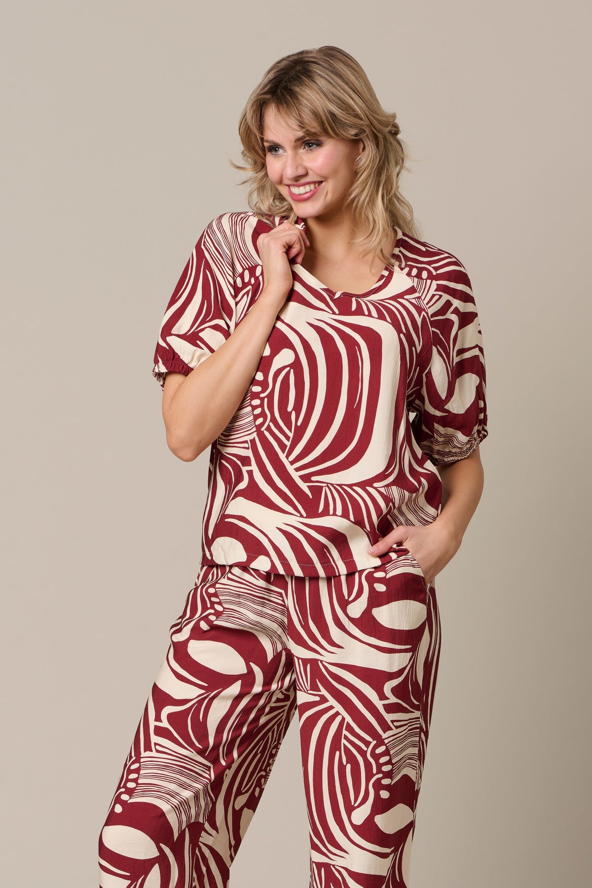 &Co woman Amelie Weave top in claret multi, close-up van de kleurrijke geweven stof en stijlvolle pasvorm.