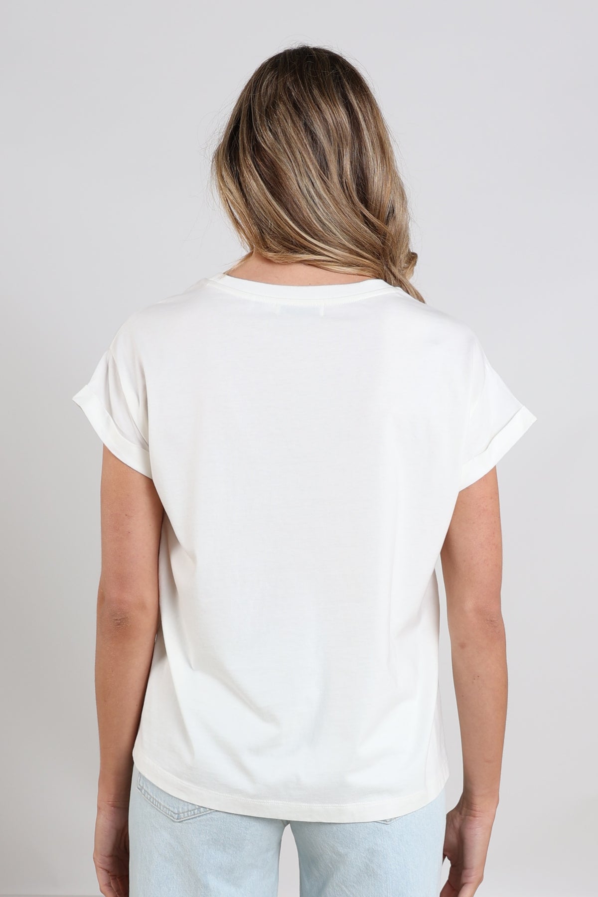 Wit Nukus Pippa T-shirt met korte mouwen en ronde hals, casual damesmode, zichtbaar op de afbeelding.