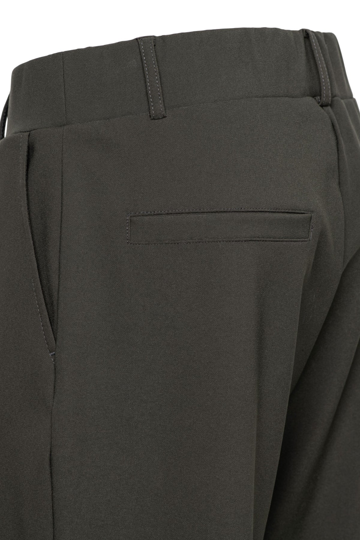 Lichte reisbroek Patrice van &Co woman in donker kaki, comfortabele pasvorm en praktische zakken voor reizen en dagelijks gebruik.