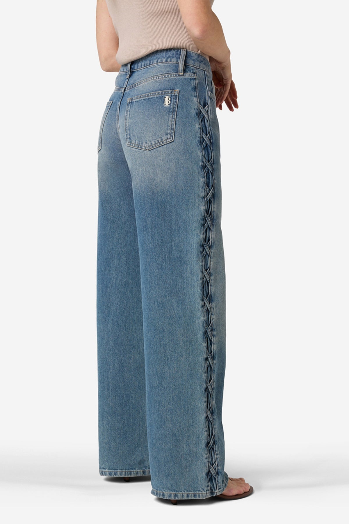 Ibana Poseph Piedra Denim broek in blauwe denim met klassieke snit en stevige stof, zichtbaar op de foto.
