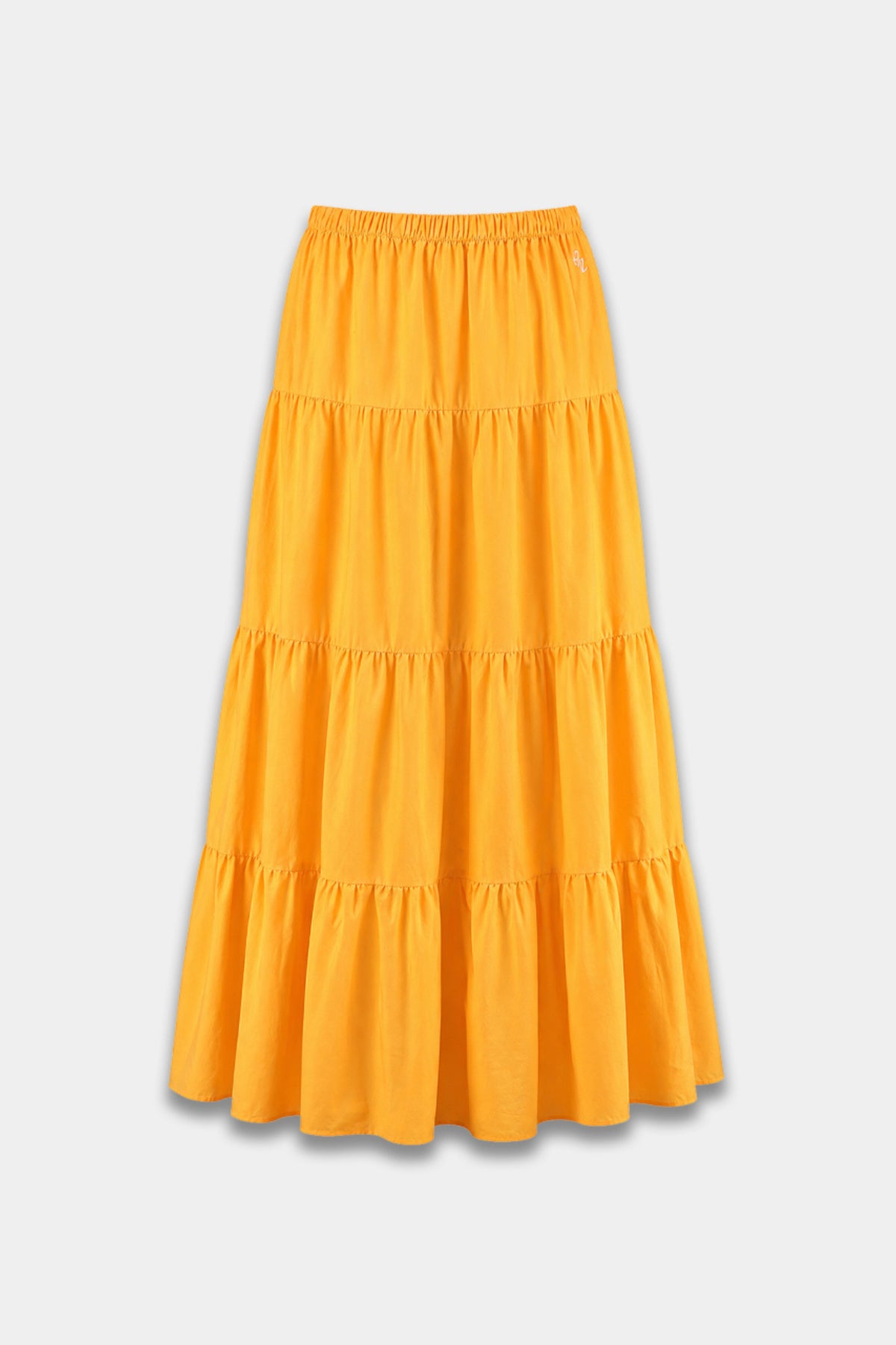Lichte oranje rok Jonna van Harper & Yve, met wijde pasvorm en elastische taille, gelegd op een witte achtergrond.