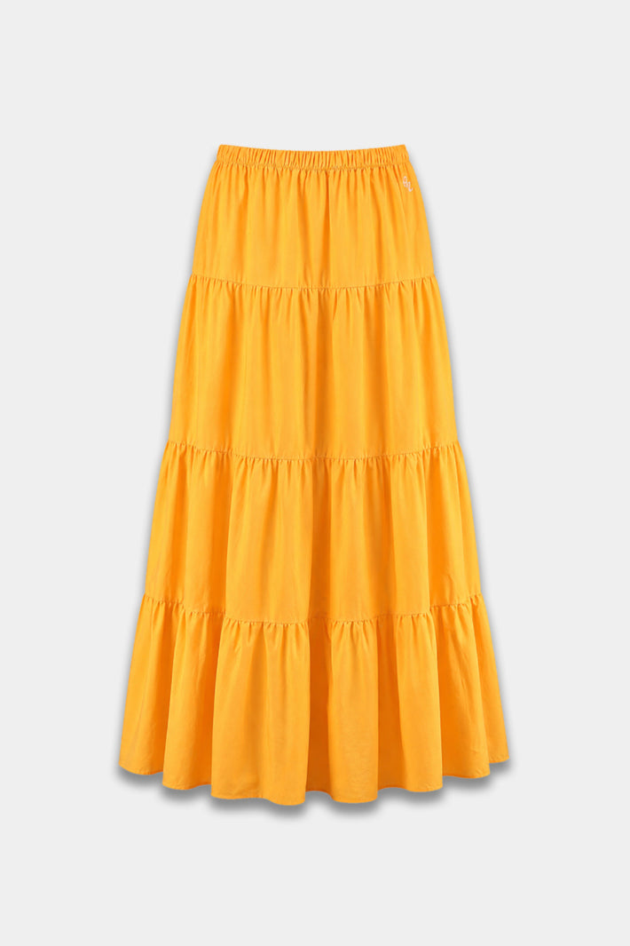 Lichte oranje rok Jonna van Harper & Yve, met wijde pasvorm en elastische taille, gelegd op een witte achtergrond.