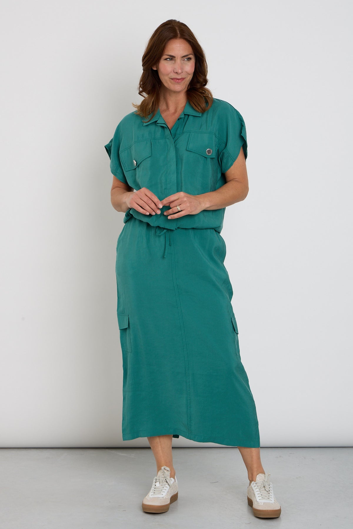 Groene Lola rok van Zoso met bloemenpatroon, gelegen op een houten vloer.