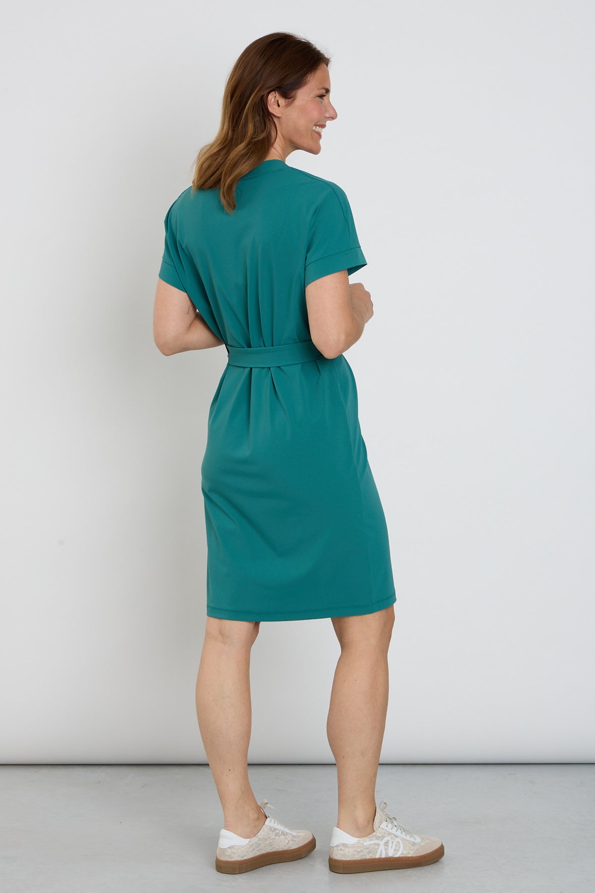 Groene Zoso Travel Jurk Maggy 263 met comfortabele pasvorm en stijlvolle details, geschikt voor reizen en casual dragen.