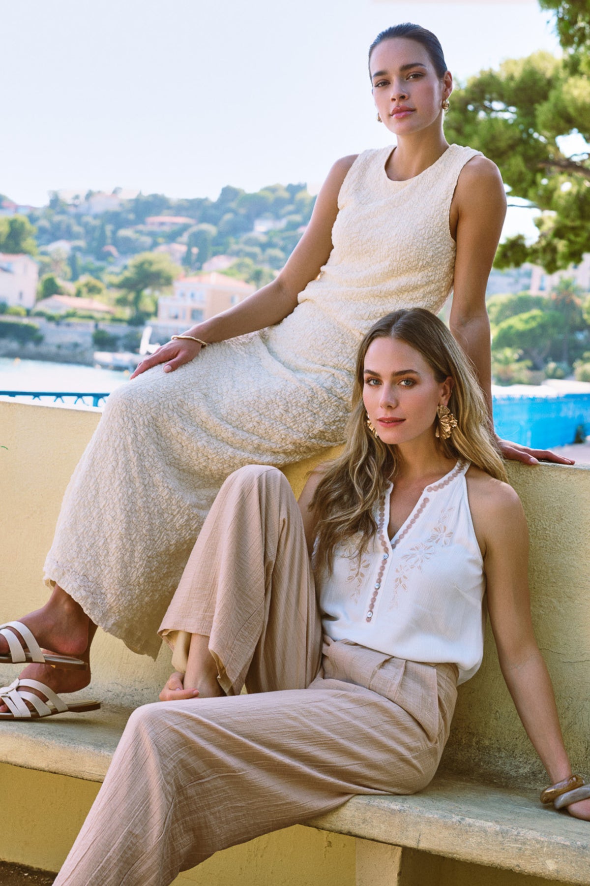 Lichte crinkle wide broek in zandkleur van EsQualo, comfortabele pasvorm en los vallend design, perfect voor casual draagstijl.