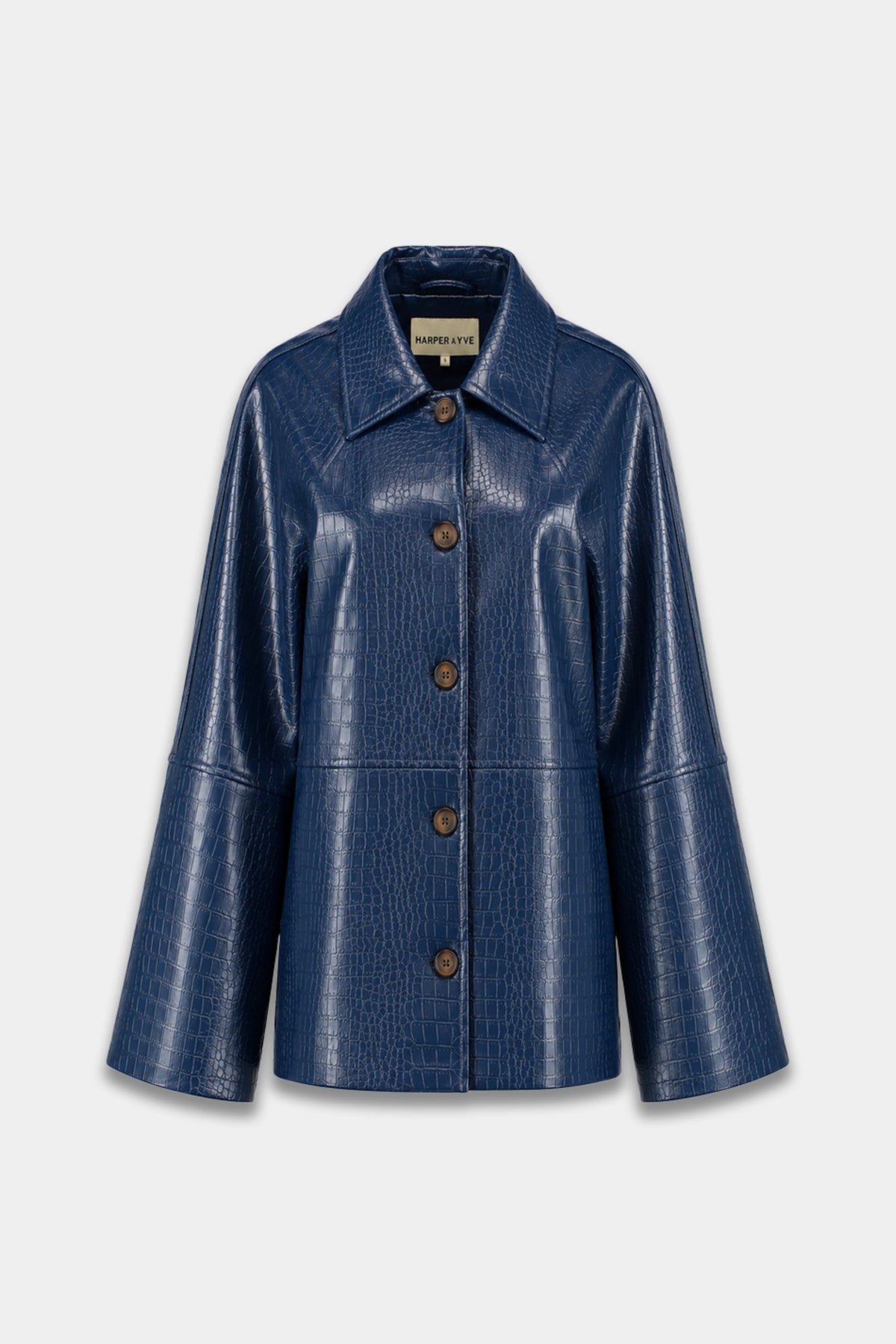 Donkerblauwe jas van Harper & Yve, Mees AW6P202, met capuchon en ritssluiting, gedragen door een model op een neutrale achtergrond.