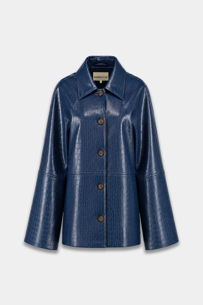 Donkerblauwe jas van Harper & Yve, Mees AW6P202, met capuchon en ritssluiting, gedragen door een model op een neutrale achtergrond.