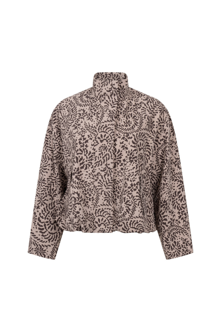 Zoso Travel Jack Gwen Taupe Espresso, lichtgewicht reiskleding met capuchon, zichtbaar in de afbeelding