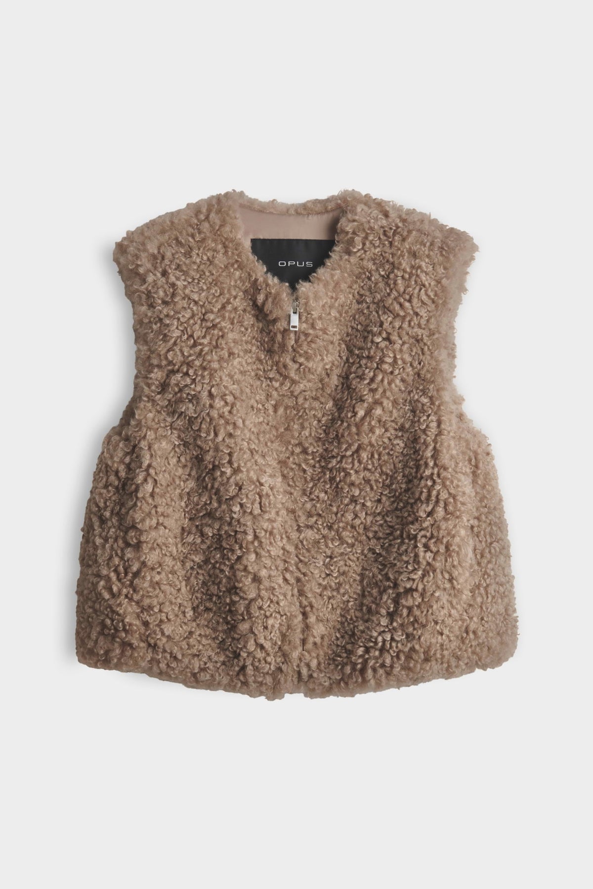 Wikara Light Mocca vest van Opus, lichtgewicht en comfortabel, zichtbaar op een model.