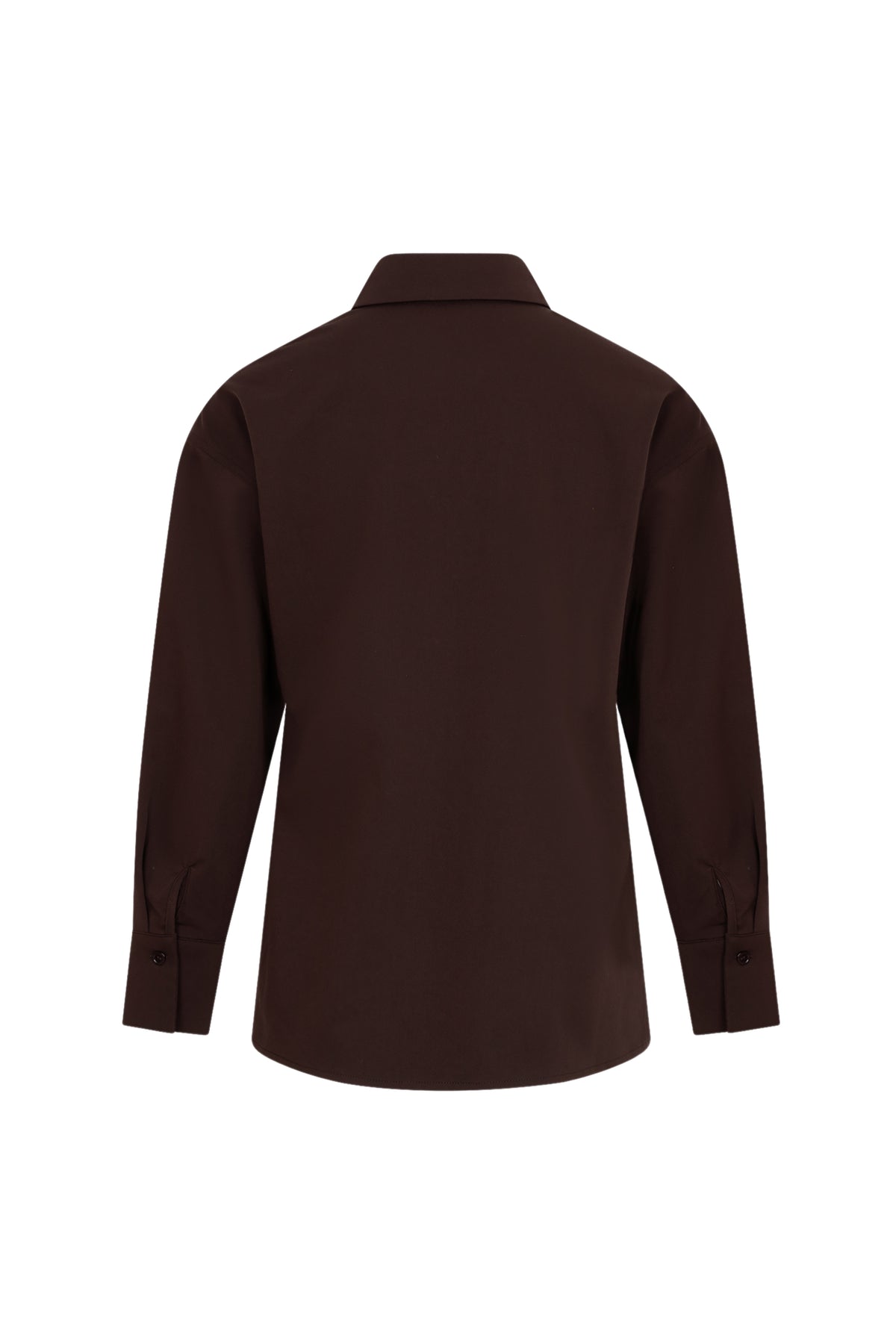 Bruine blouse van Studio Amaya met zachte stof en elegante pasvorm, zichtbaar met knoopdetails en lange mouwen.