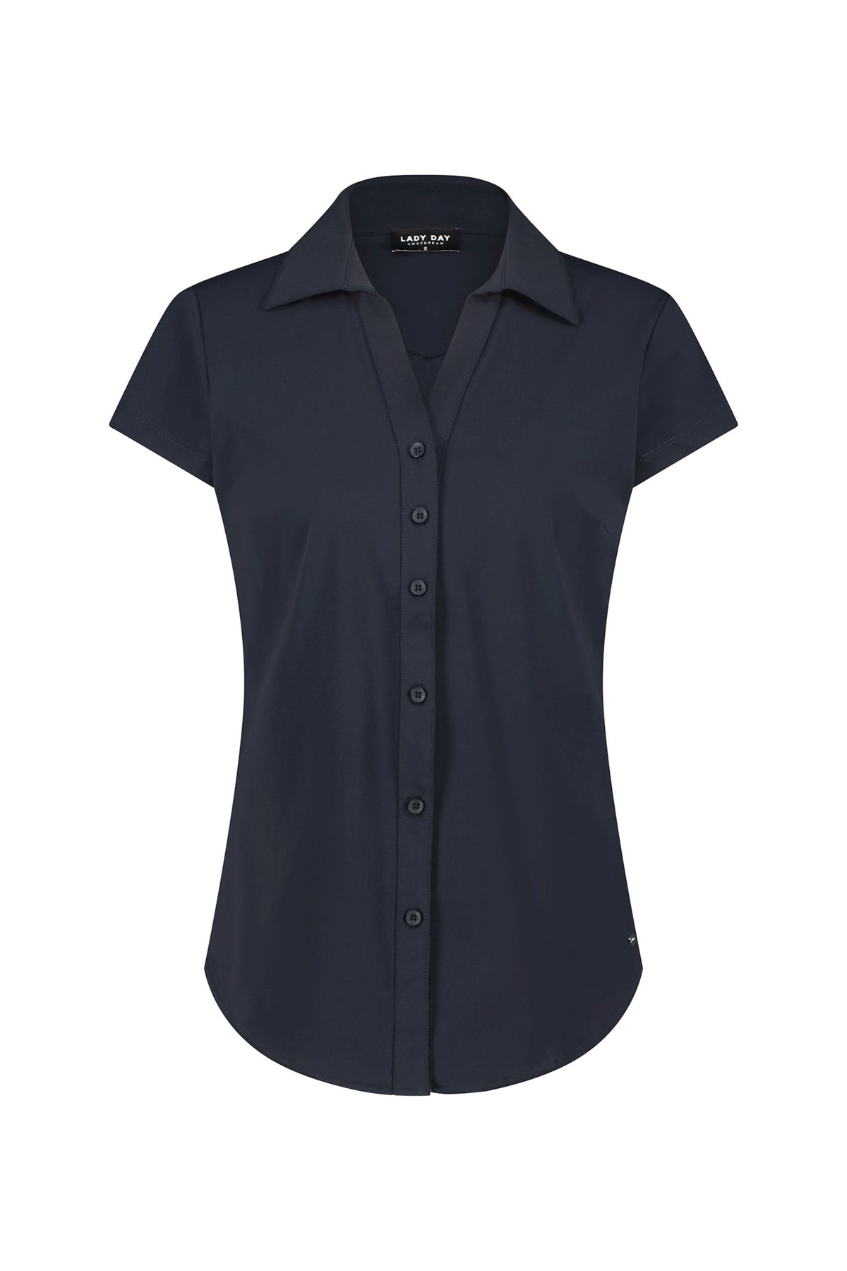 Lady Day Travel Blouse Suzy Cap in blauw, lichtgewicht en comfortabel voor reizen, met korte mouwen en een stijlvolle pasvorm.