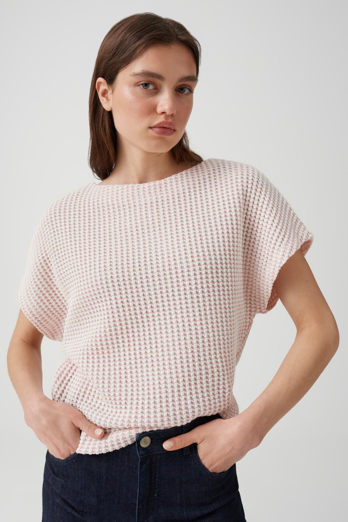 Opus Gutina Rose Tint top in roze met zachte textuur, gedragen door een model met een witte achtergrond.