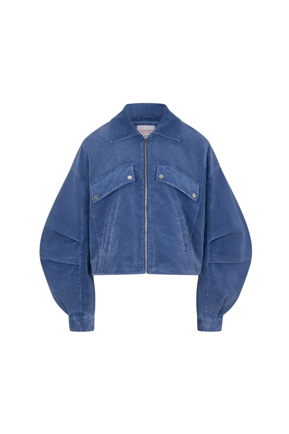 Blauwe jacket Gijsje van Studio Amaya, zachte stof, korte mouwen en stijlvolle pasvorm, Hangend op een kapstok.