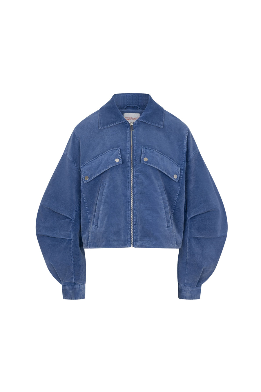 Blauwe jacket Gijsje van Studio Amaya, zachte stof, korte mouwen en stijlvolle pasvorm, Hangend op een kapstok.