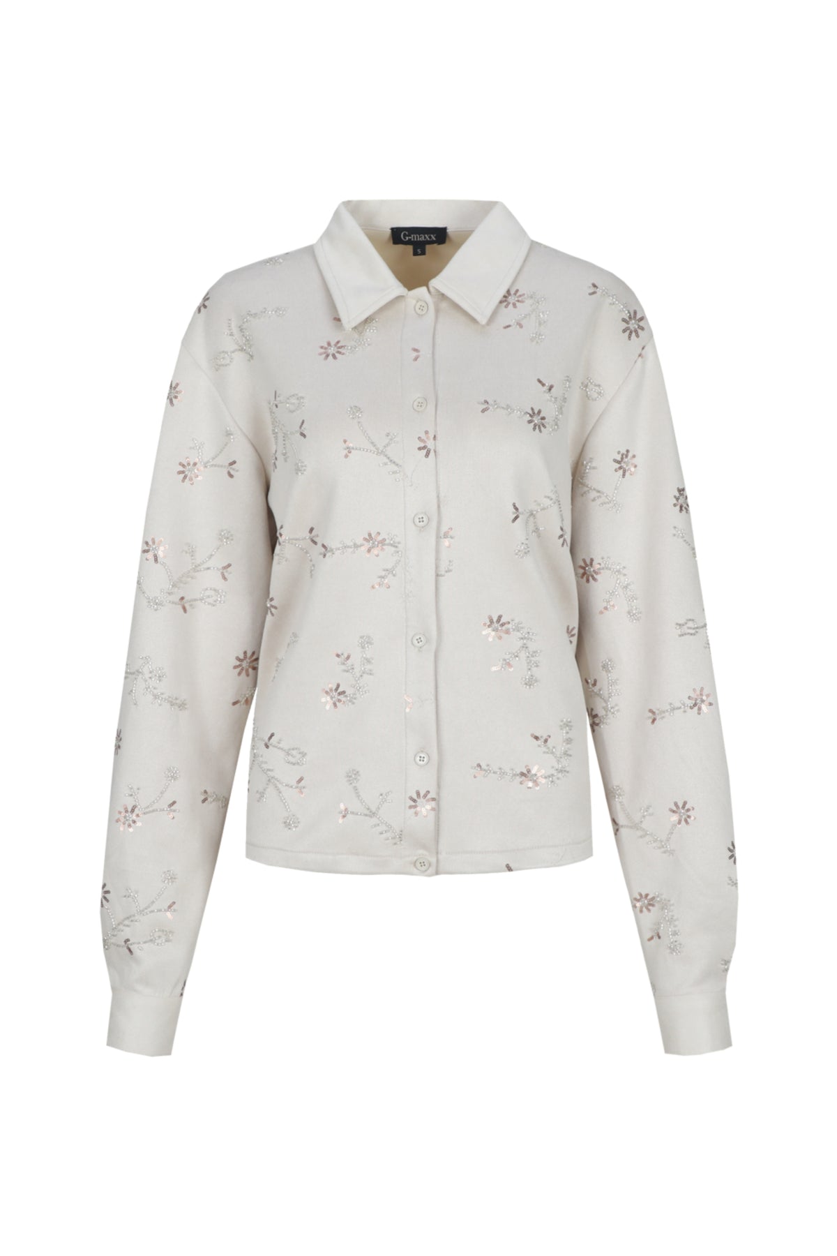 Lichte zandkleurige blouse Blythely van G-maxx met lange mouwen en knoopsluiting, gedragen door een model.
