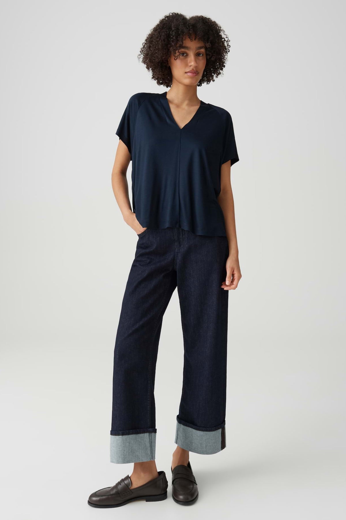 Opus Sanebie Coal Blue T-shirt met ronde hals en korte mouwen, comfortabel en casual in een diepe blauwe kleur.