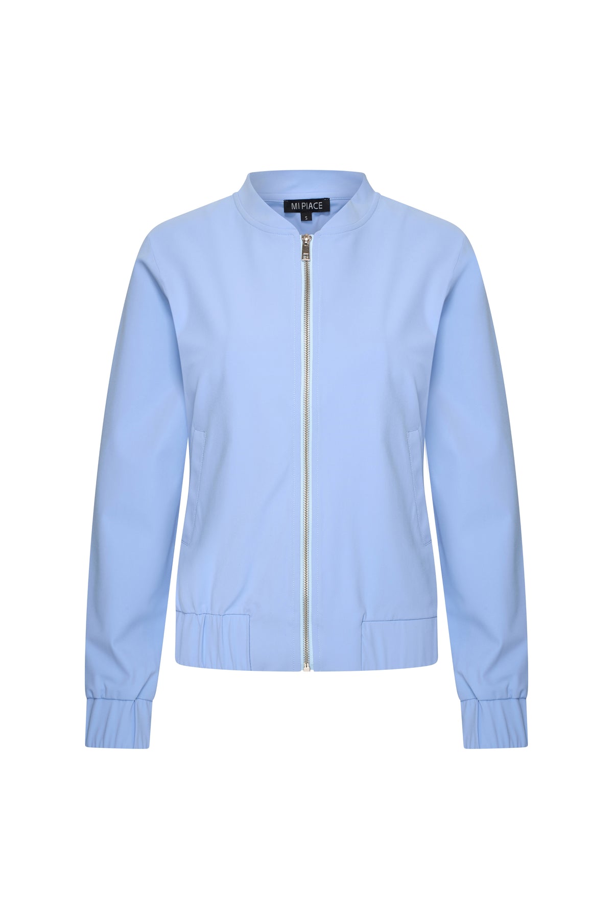 Mi Piace reiskleding jas in lavendelblauw, lichtgewicht en waterafstotend voor comfortabel reizen.