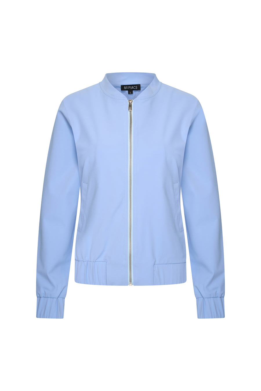 Mi Piace reiskleding jas in lavendelblauw, lichtgewicht en waterafstotend voor comfortabel reizen.