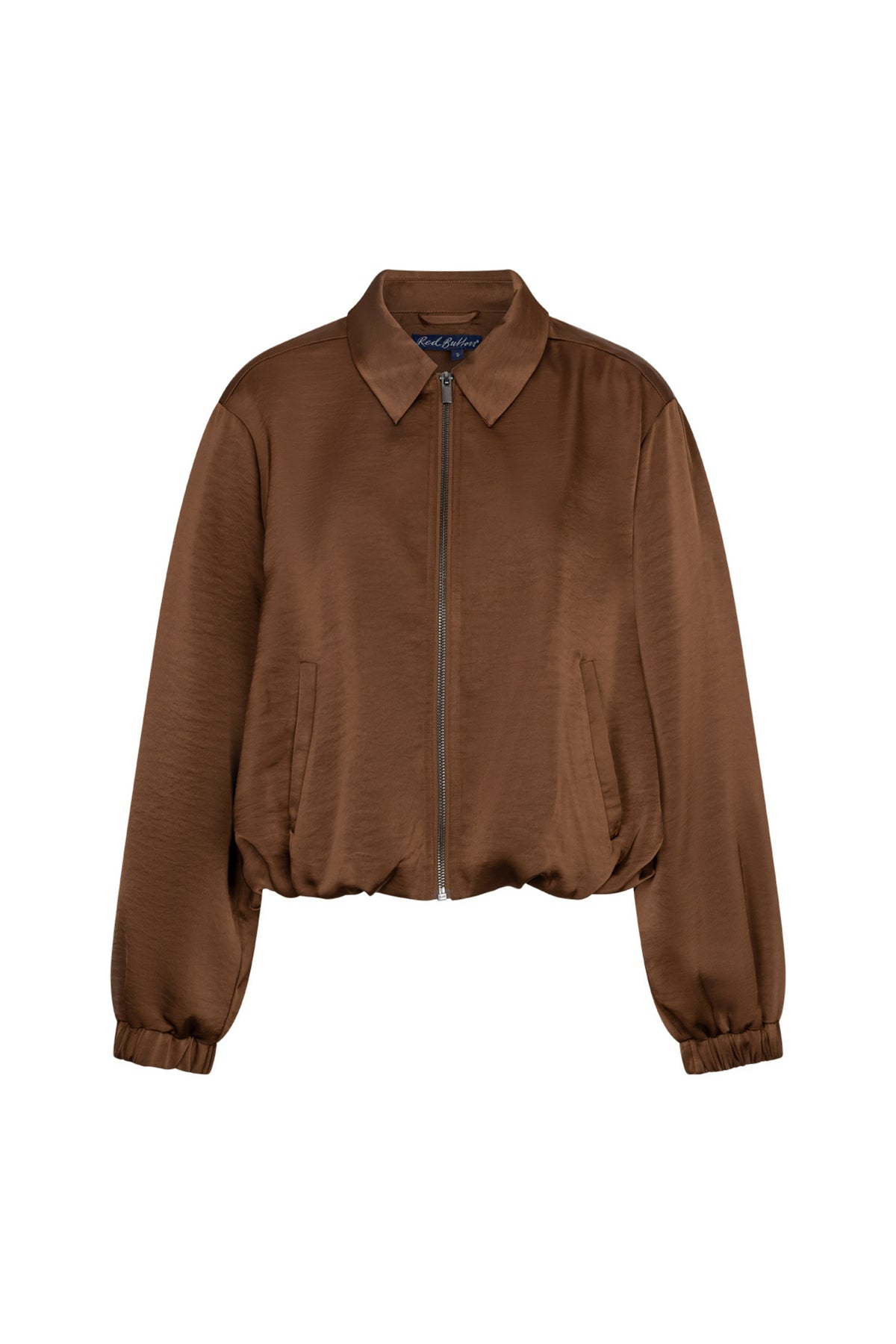 Lichte satijnen jas Avy Satin Latte van Red Button, met een elegante pasvorm en zachte, glanzende afwerking.