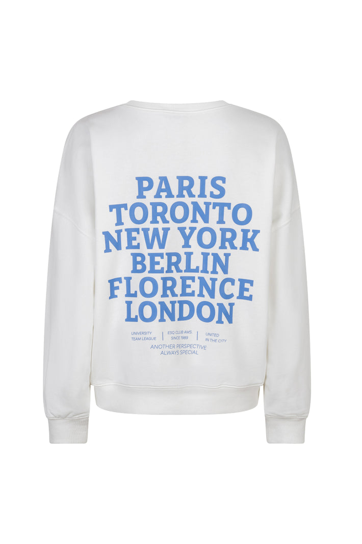 EsQualo Cities Offwhite en blauw sweater met grafisch ontwerp en ronde hals, gedragen door een model.