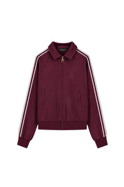 Donkerrode Zola Merlot jas van Elvira Casuals, gewatteerd en warm, met ritssluiting en capuchon, gedragen door een model.