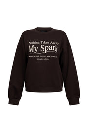 Tramontana Sweater Artwork Spark Cafe Noir D02-22-601, donkerbruin en zwart ontwerp met artistieke details, gedragen door een persoon