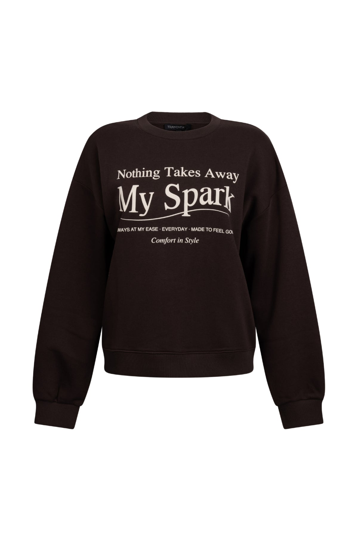 Tramontana Sweater Artwork Spark Cafe Noir D02-22-601, donkerbruin en zwart ontwerp met artistieke details, gedragen door een persoon