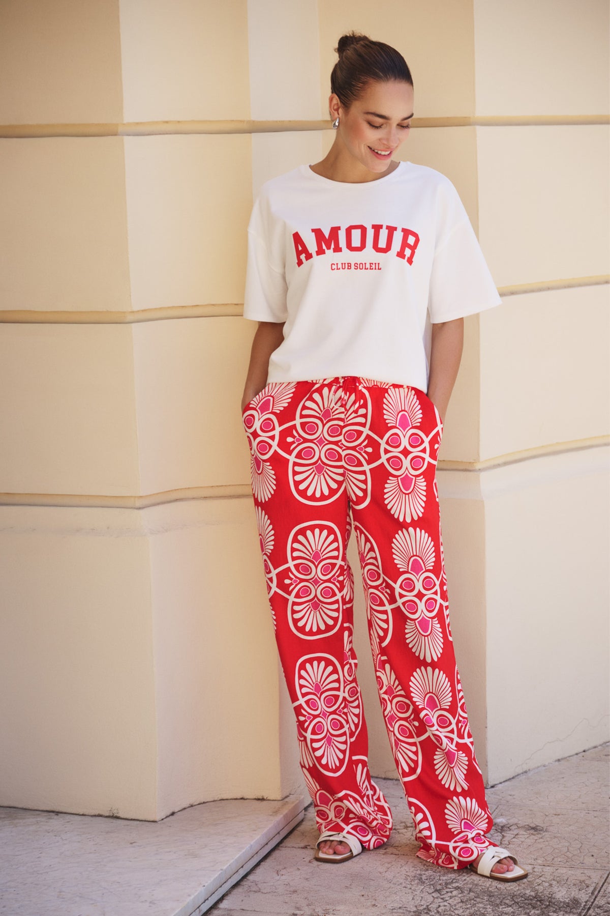 Offwhite en rode French Terry T-shirt van EsQualo met ronde hals en casual pasvorm, zichtbaar in de afbeelding.