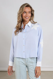 Nukus blouse Tessa Stripe Offwhite Cloudy met lange mouwen en zijden stof, gedragen door een model.