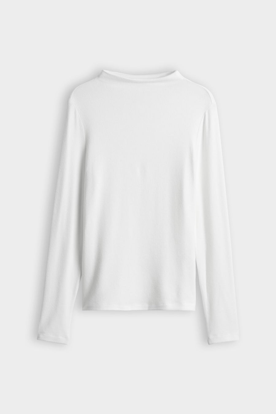 Opus Sosemin Milk top in wit katoen met ronde hals en lange mouwen, casual stijl, gedragen door een model.