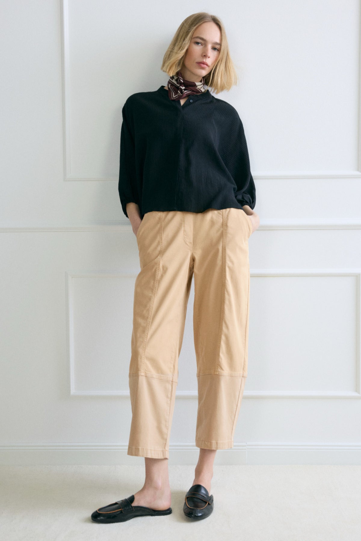 Zwarte blouse Fylora van Opus met lange mouwen en losse pasvorm, getoond op een hanger.