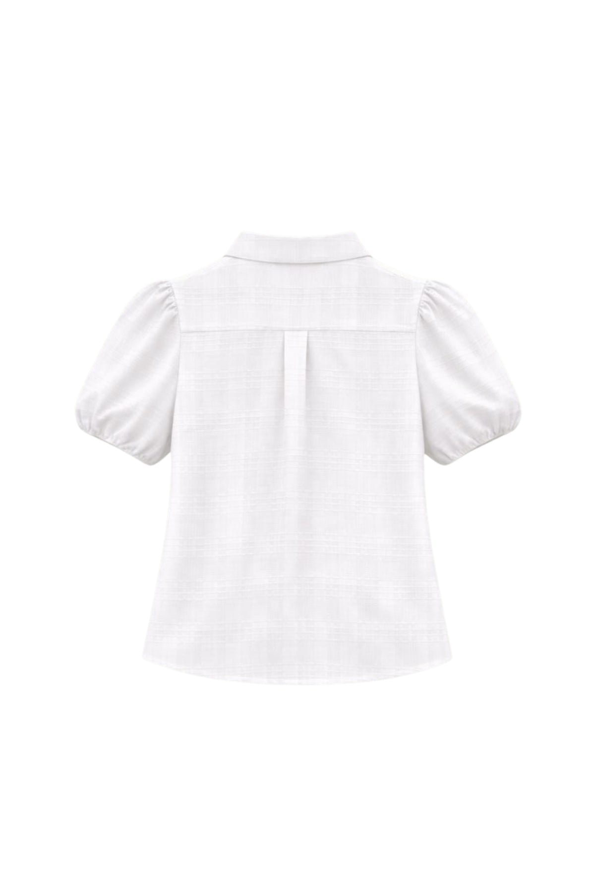 Offwhite blouse Katy van Elvira Casuals met lange mouwen en ronde hals, gedragen door een model.