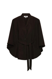Donkerbruine damesjas Camille van &Co woman, stijlvolle winterjas met knopen en warme voering, close-up van de jas.