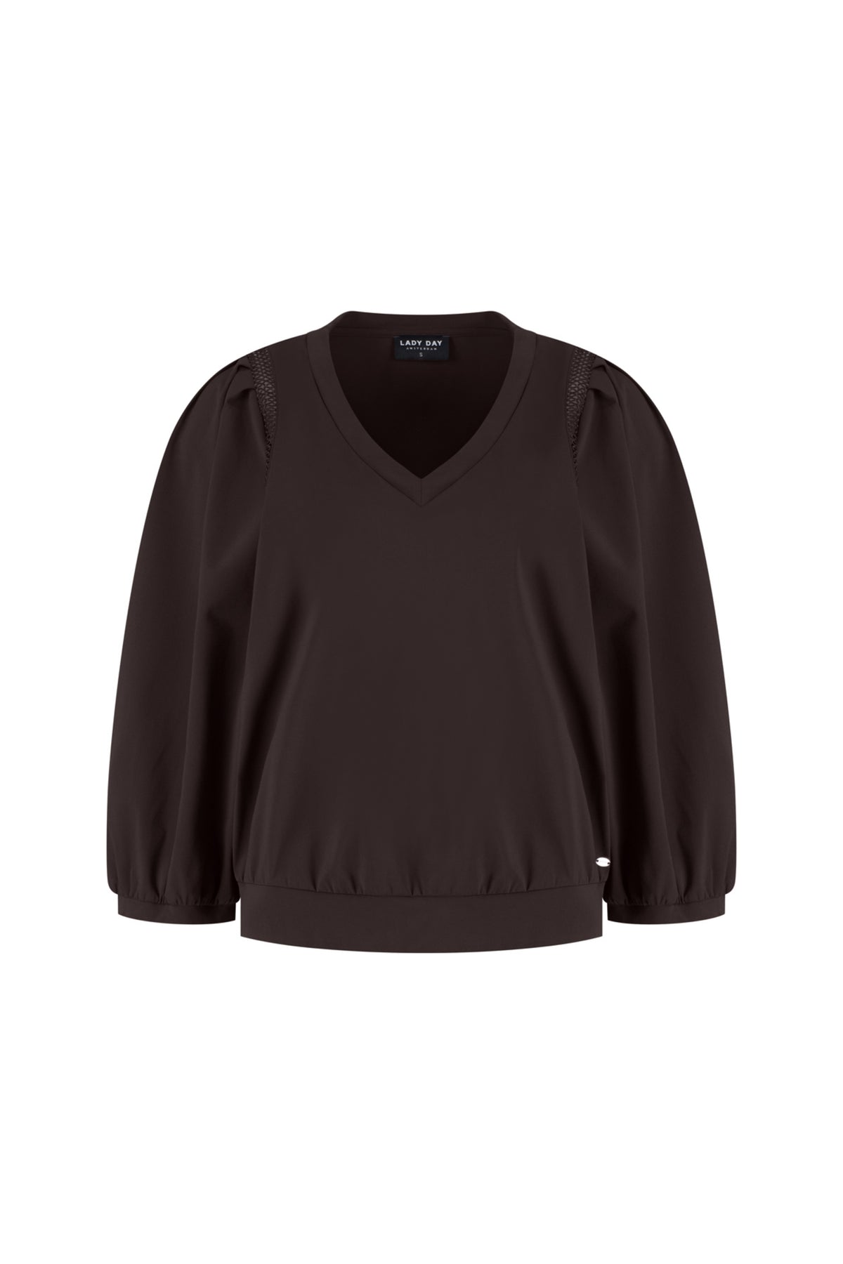 Lady Day Travel Top Minta Dark Brown, close-up van de stijlvolle top met ronde hals en zachte stof.