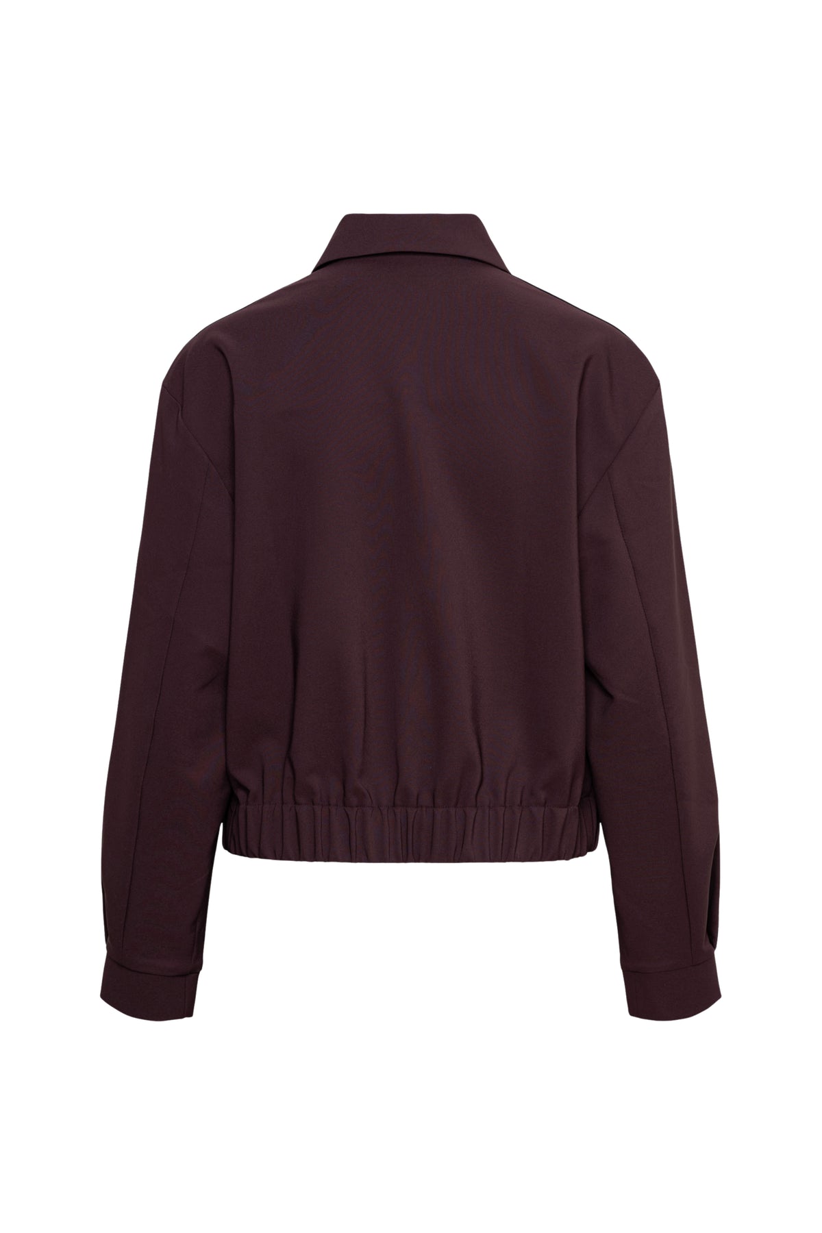 Donkere auberginekleurige &Co woman Faith jas met korte mouwen en ritsdetails, casual stijl, gedragen door een model.
