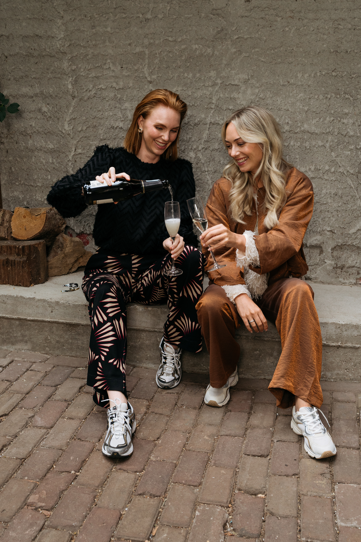 &Co woman Dawn Graphic zwarte multi broek met opvallend print, comfortabele pasvorm en modieus ontwerp voor dames.