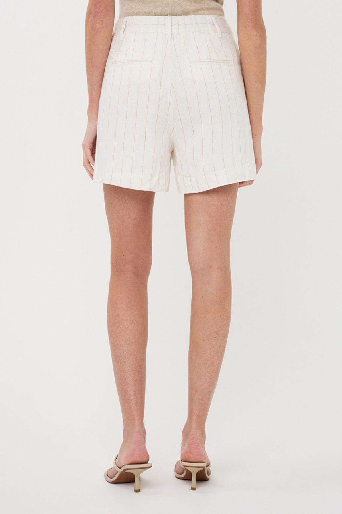Linnen short met witte en blauwe strepen, offwhite kleur, van EsQualo, casual zomerbroek voor dames.