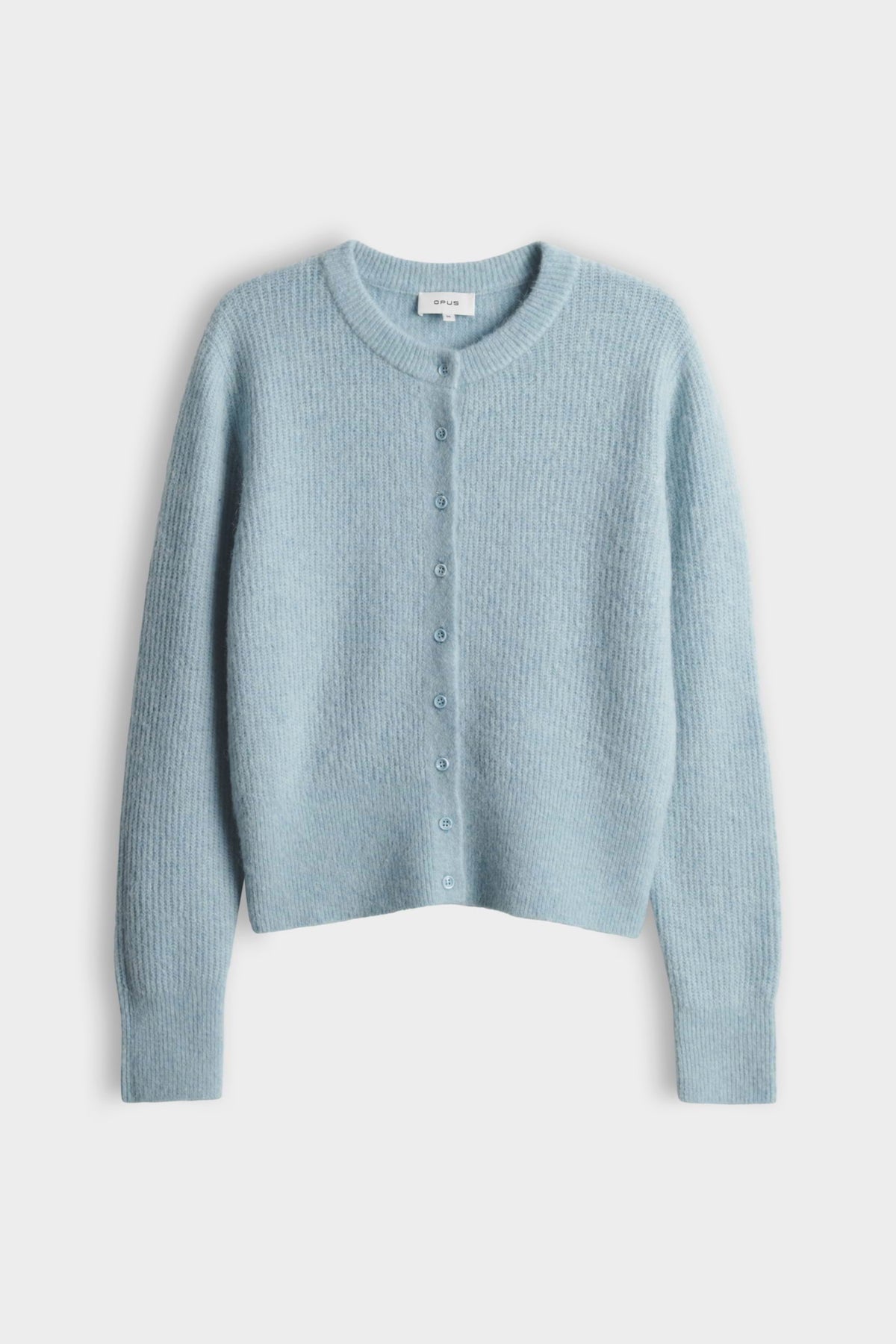 Dreni Dusty Aqua vest van Opus, licht en comfortabel, getoond op een persoon met een close-up van de stof en ontwerp.