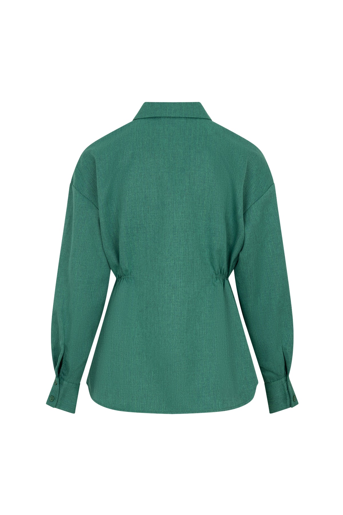 Groene blouse Niva van Studio Amaya met lange mouwen en losvallende pasvorm, hangend aan een houthaken in een lichte kamer