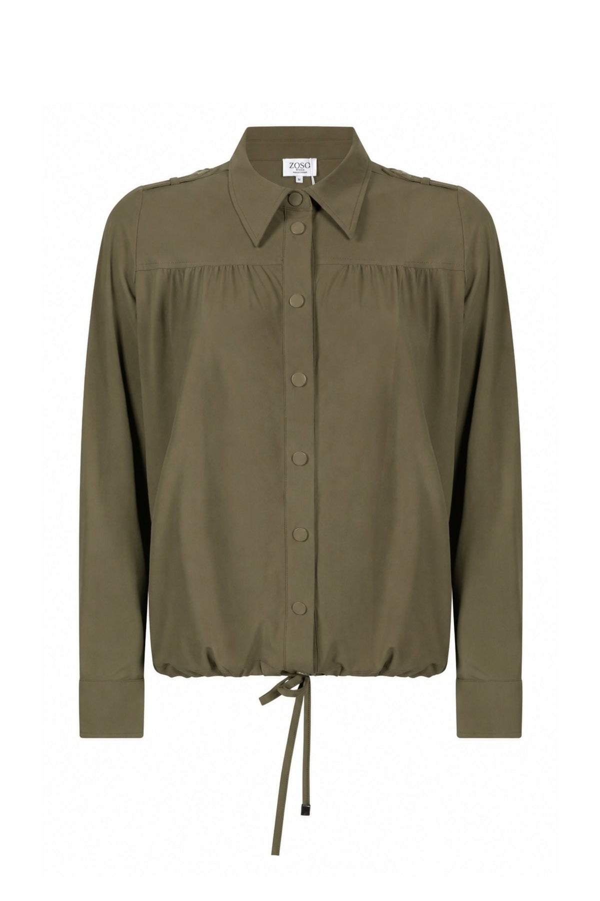 Groene reisblouse Fien van Zoso, licht en comfortabel, met elegante pasvorm en stijlvolle details voor reis- en dagelijks gebruik.