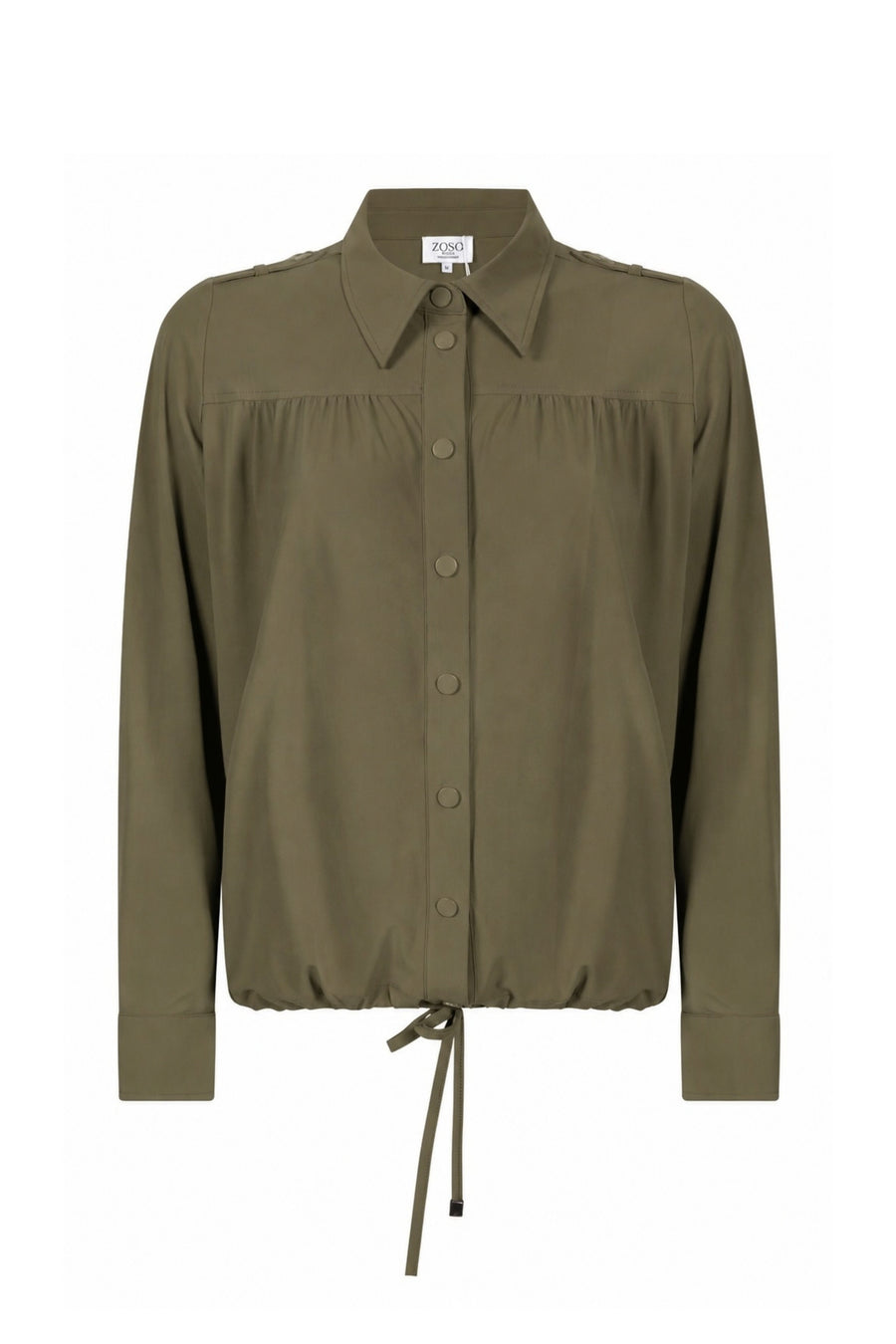 Groene reisblouse Fien van Zoso, licht en comfortabel, met elegante pasvorm en stijlvolle details voor reis- en dagelijks gebruik.