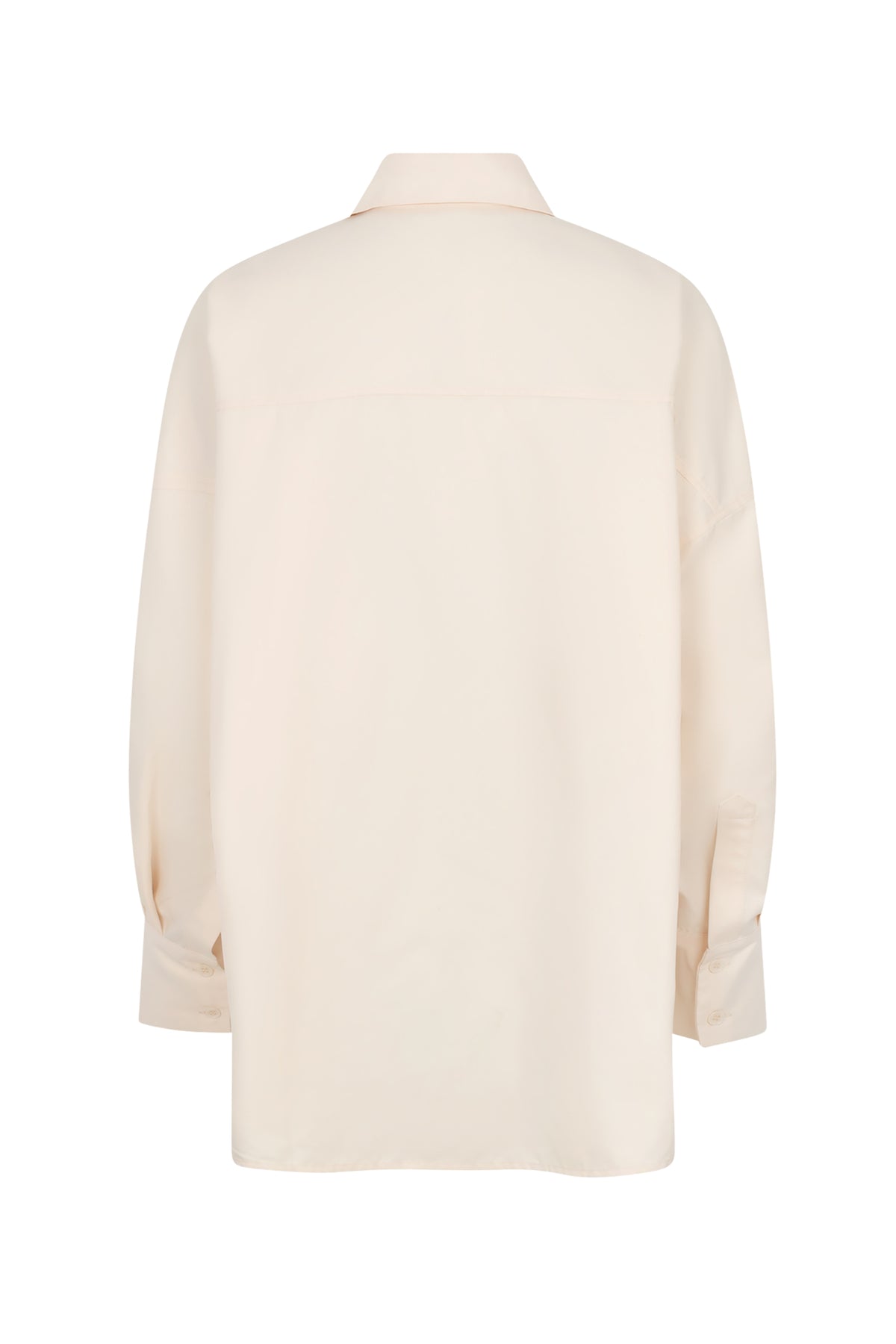 Witte blouse Vesper van Studio Amaya met elegante snit en zachte stof, zichtbaar op de afbeelding.