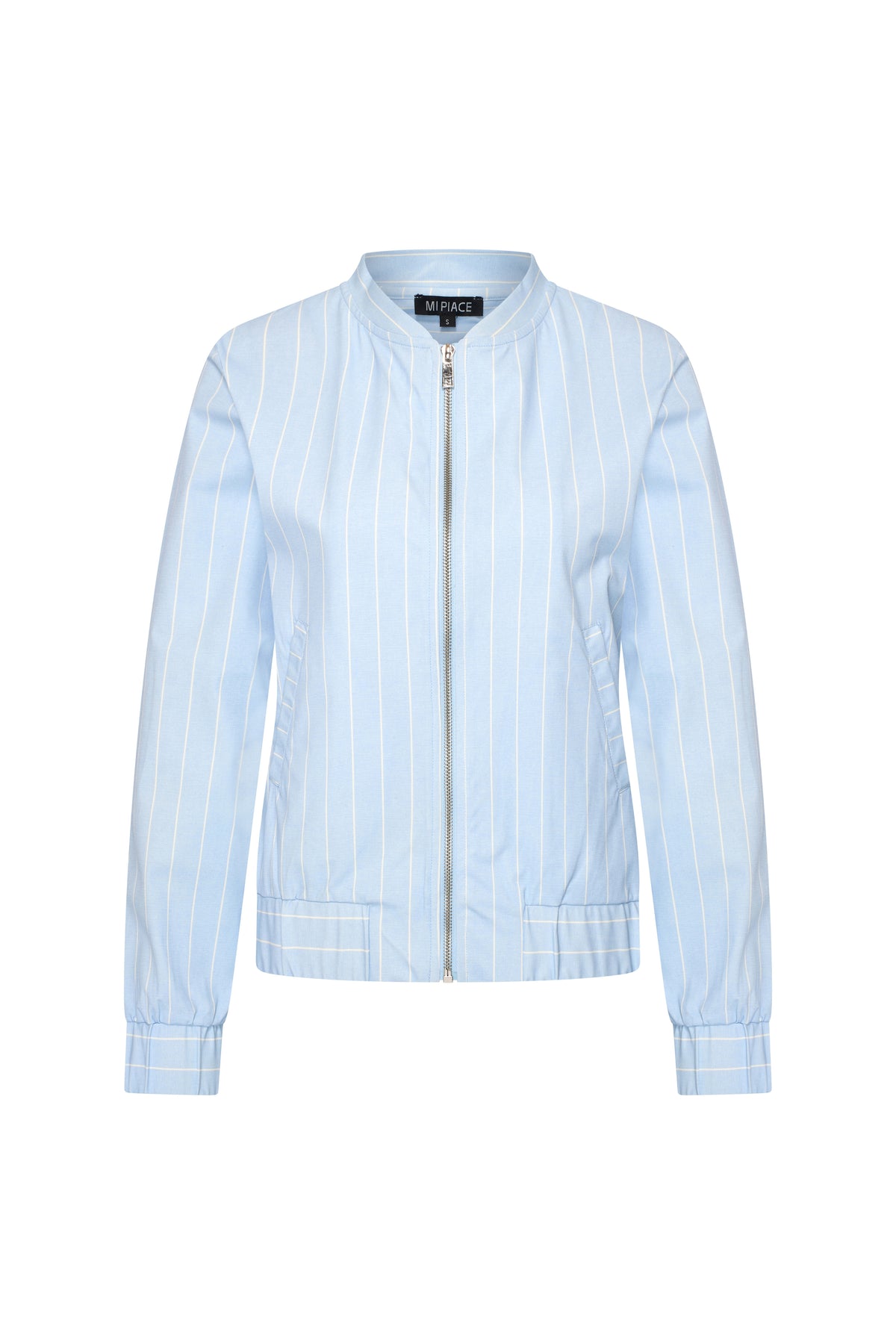Luxe Mi Piace reisjasje met klassieke strepen in lavendelblauw, korte pasvorm en elegante uitstraling.