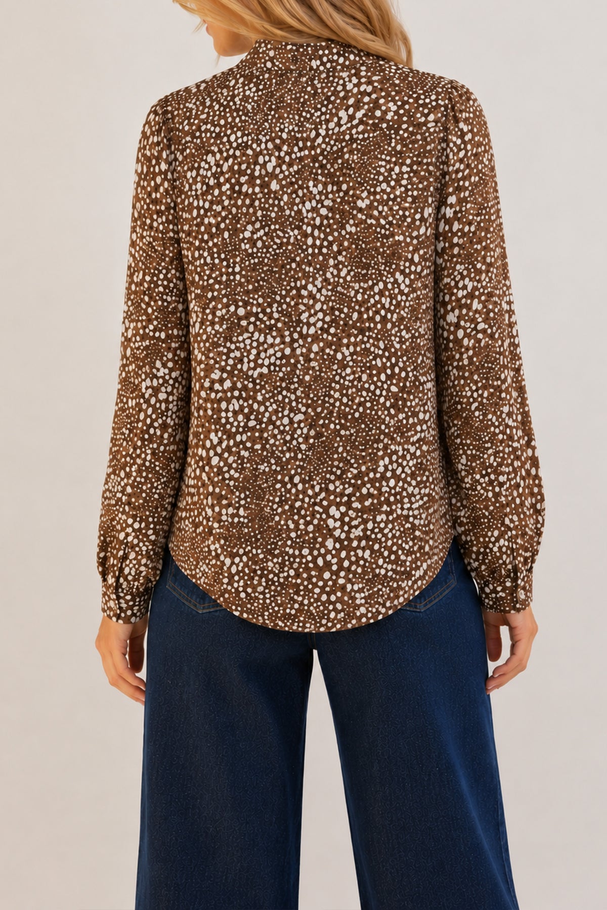 Elvira Casuals blouse Bambi in lichte stof met lange mouwen en ronde hals, gedragen door een model.