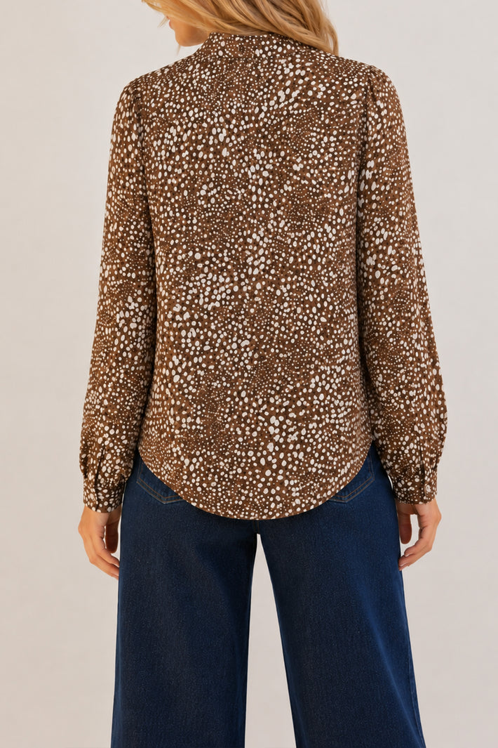 Elvira Casuals blouse Bambi in lichte stof met lange mouwen en ronde hals, gedragen door een model.